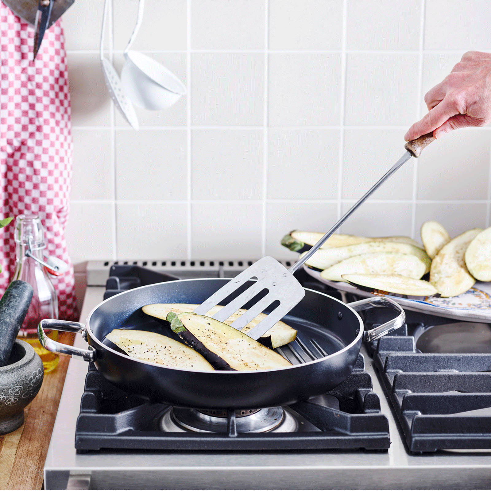 Essentials ronde Grillpan 28cm zwart op vuur met aubergine