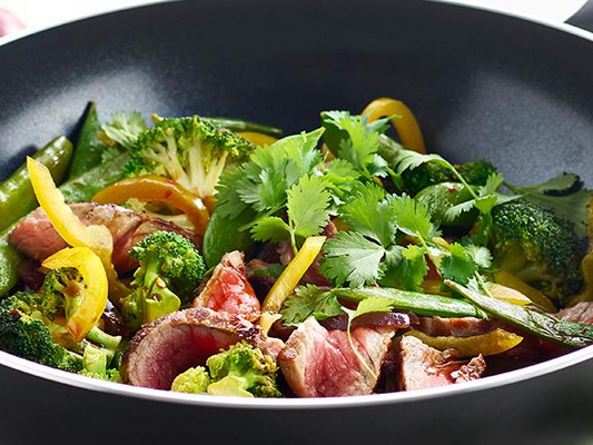 Oksesteak med lynstegte grøntsager