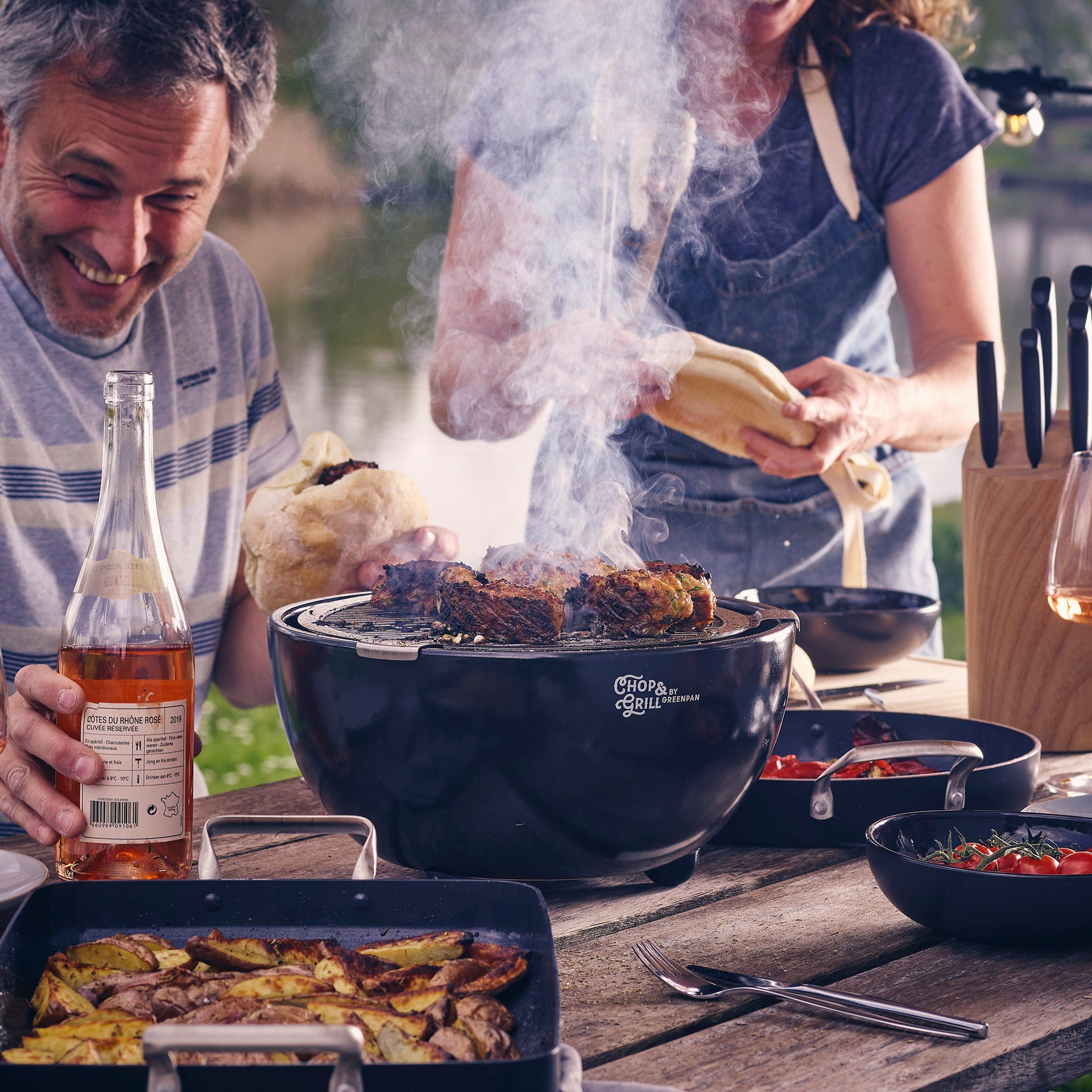Chop & Grill Tafelbarbecue zwart&zilver met vlees aan tafel