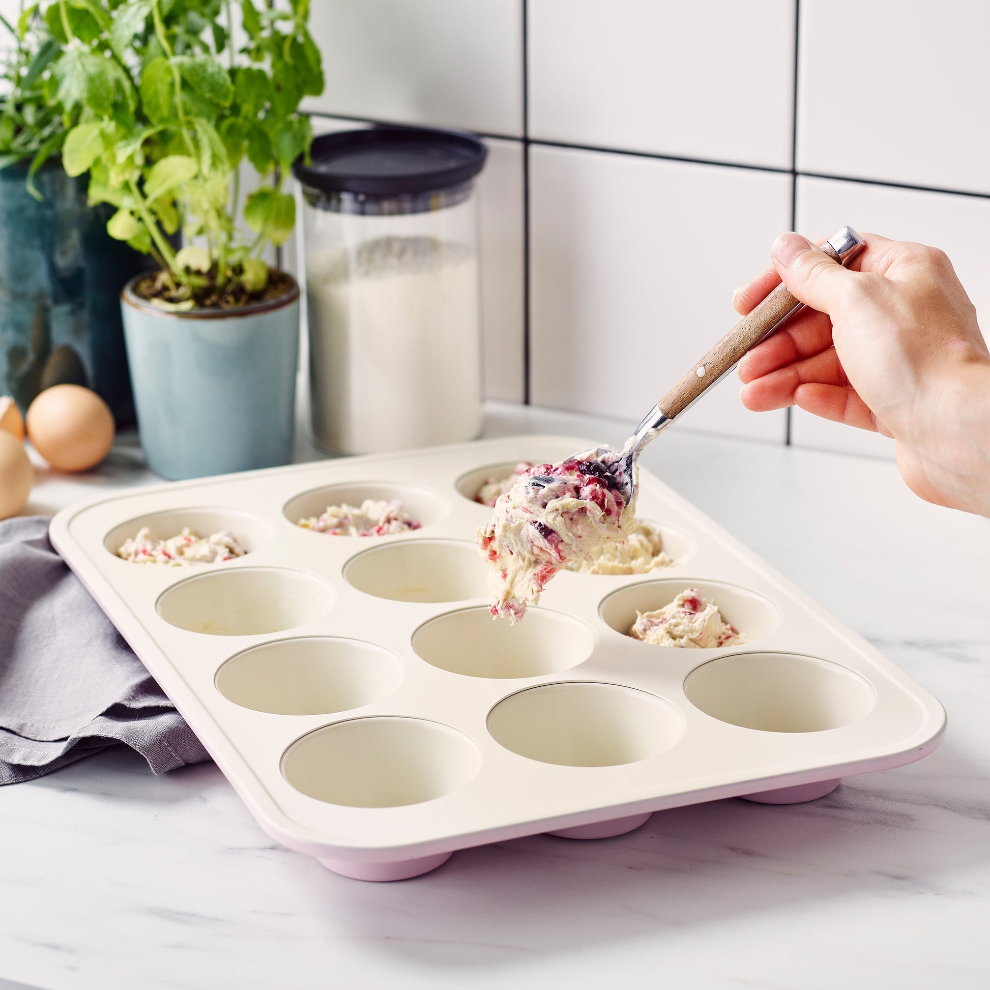 Contour Roos Bakvorm voor 12 Muffins roos beslag