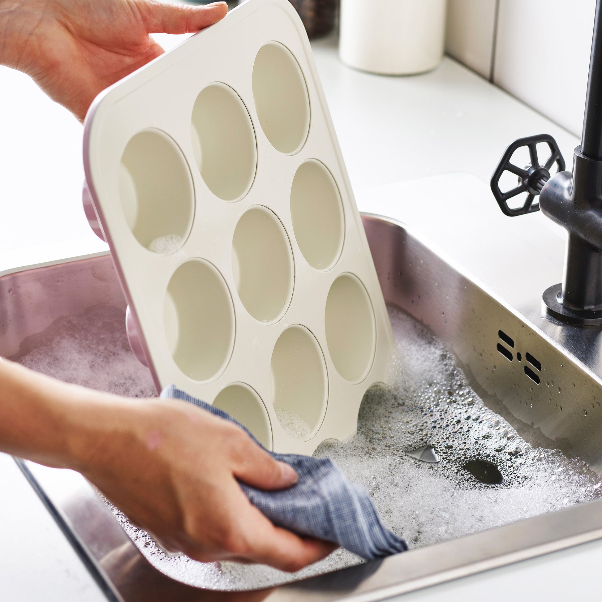 Contour Roos Bakvorm voor 12 Muffins roos afwassen