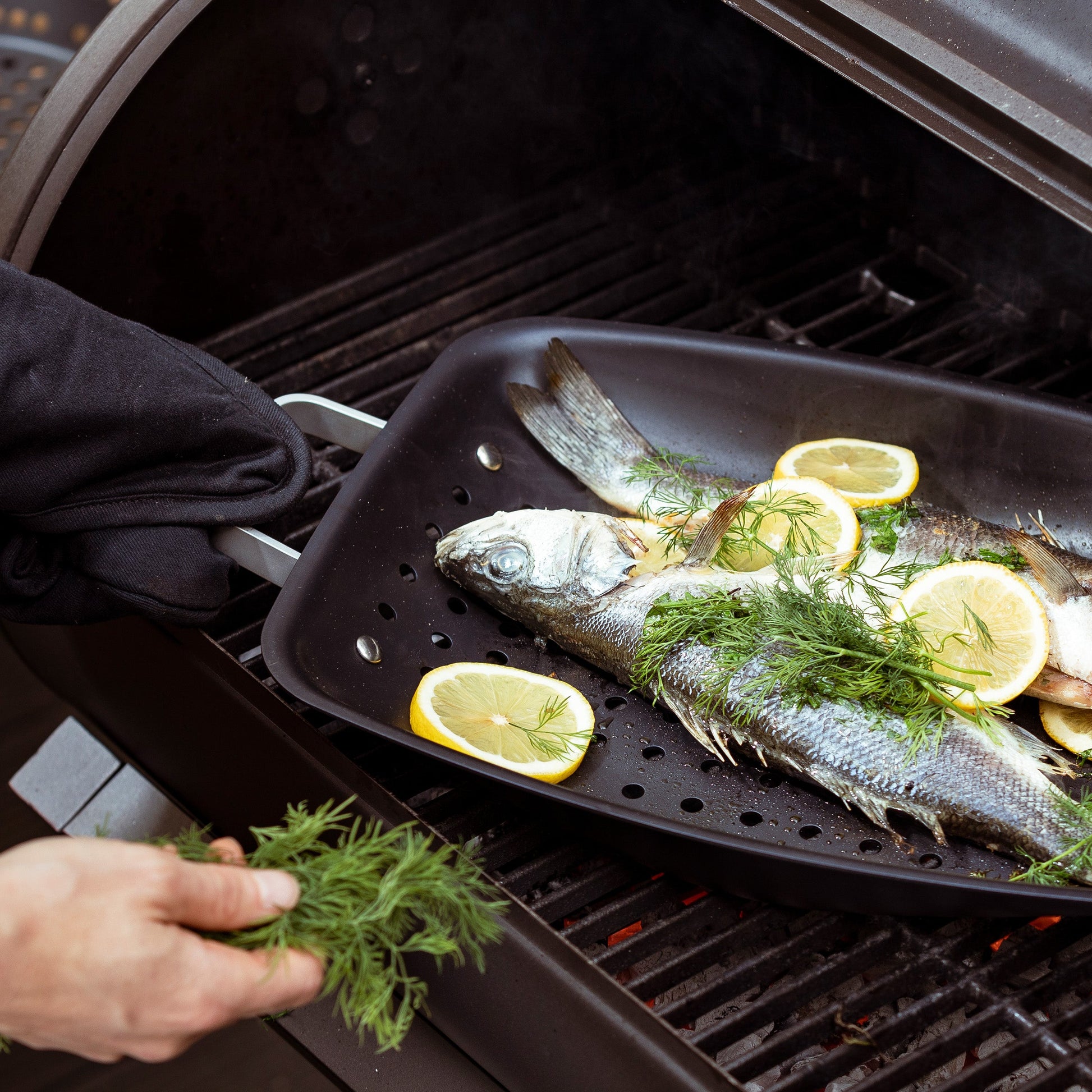 Merten & Storck Carbon Steel BBQ Grillschaal zwart op BBQ met vis