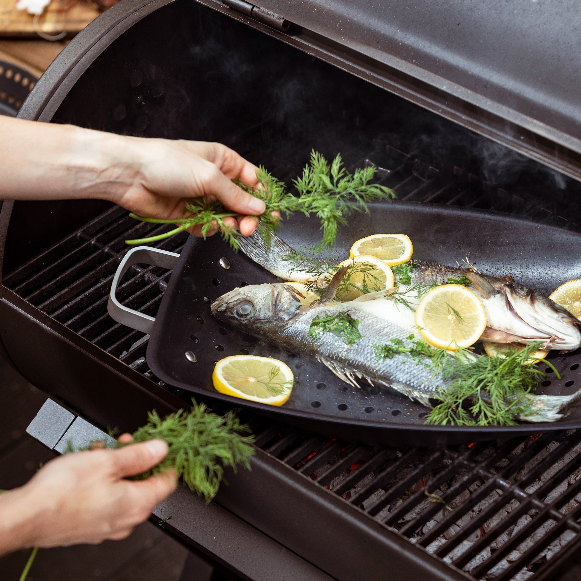 Merten & Storck Carbon Steel BBQ Grillschaal zwart op BBQ met vis