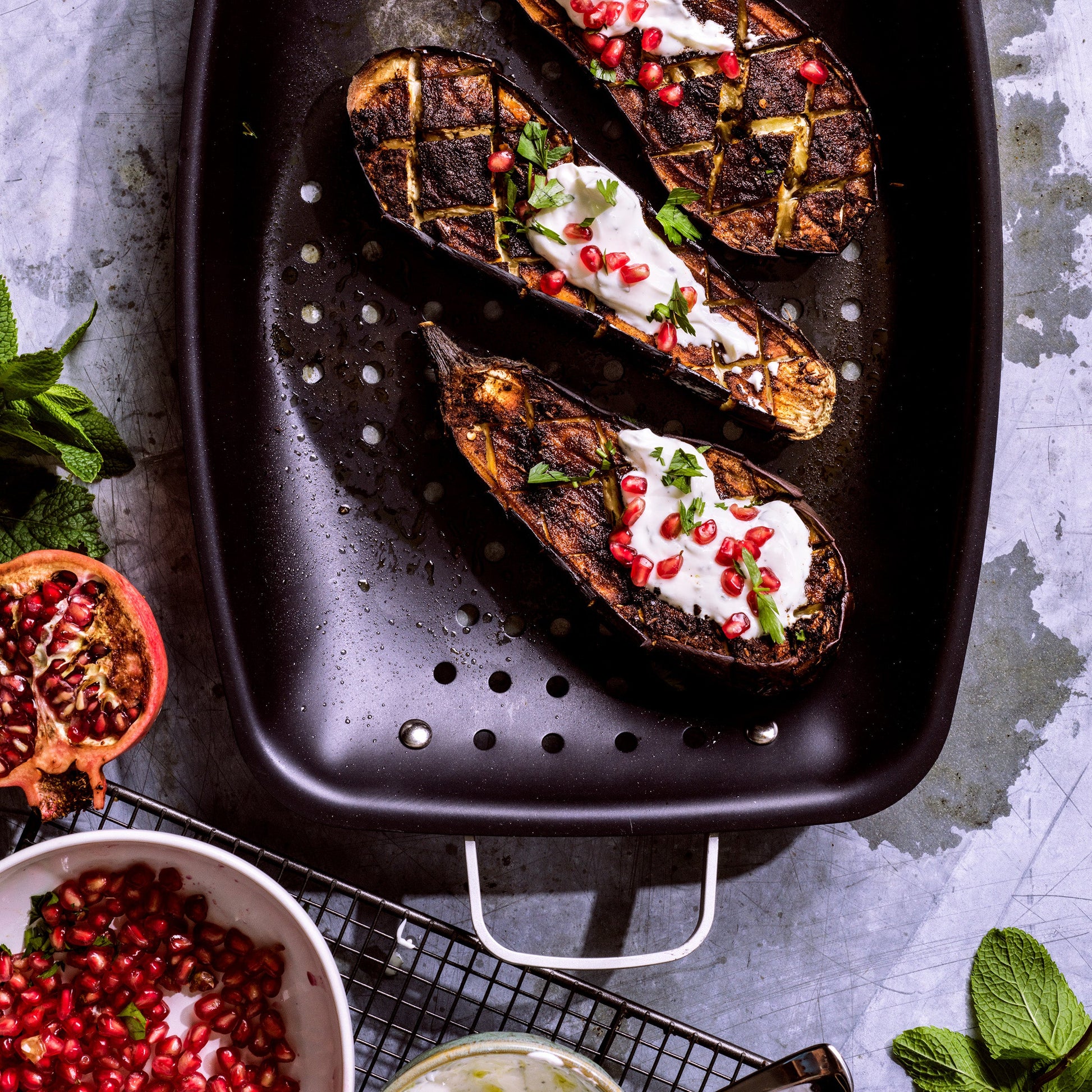 Merten & Storck Carbon Steel BBQ Grillschaal zwart met aubergine en granaatappelpitjes 