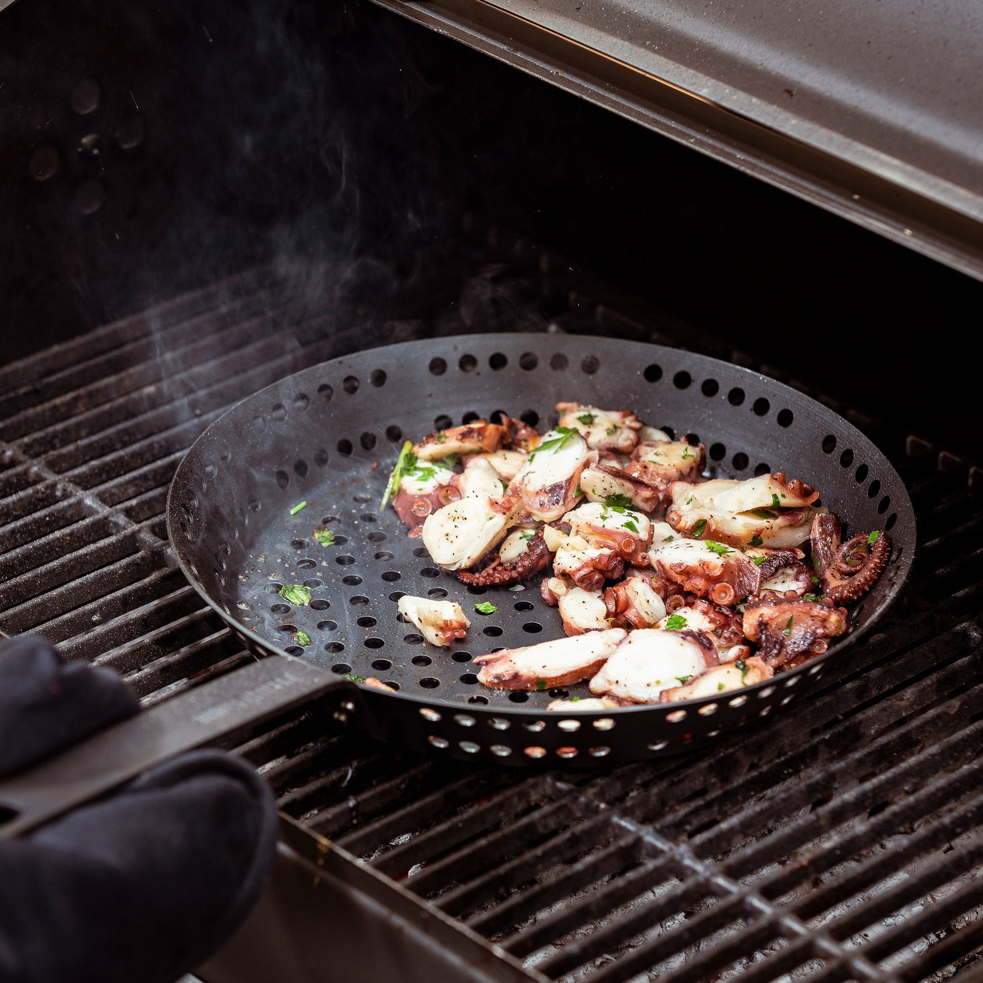 Merten & Storck Carbon Steel BBQ Braadpan 30cm zwart op bbq met octopus