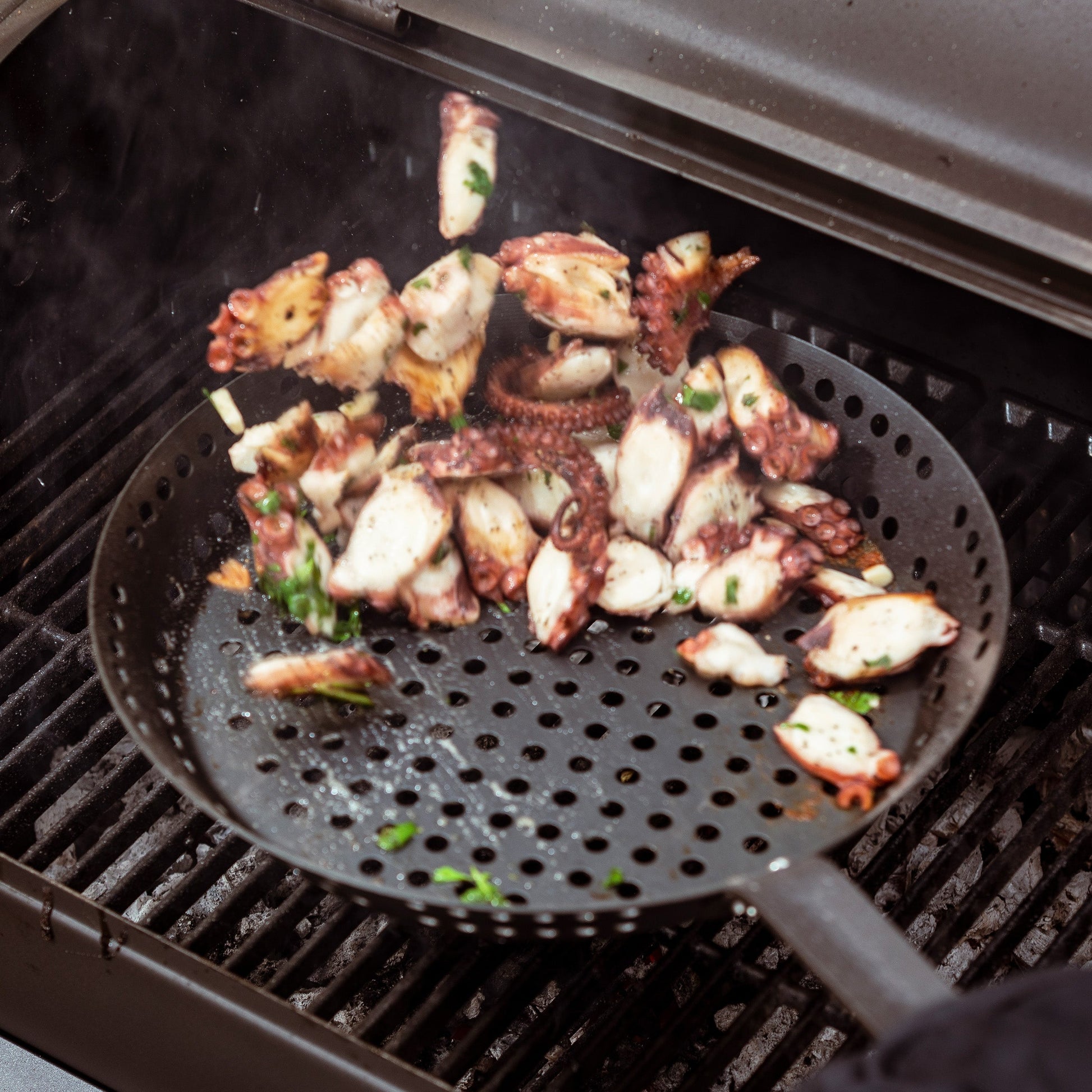 Merten & Storck Carbon Steel BBQ Braadpan 30cm zwart op bbq met octopus 