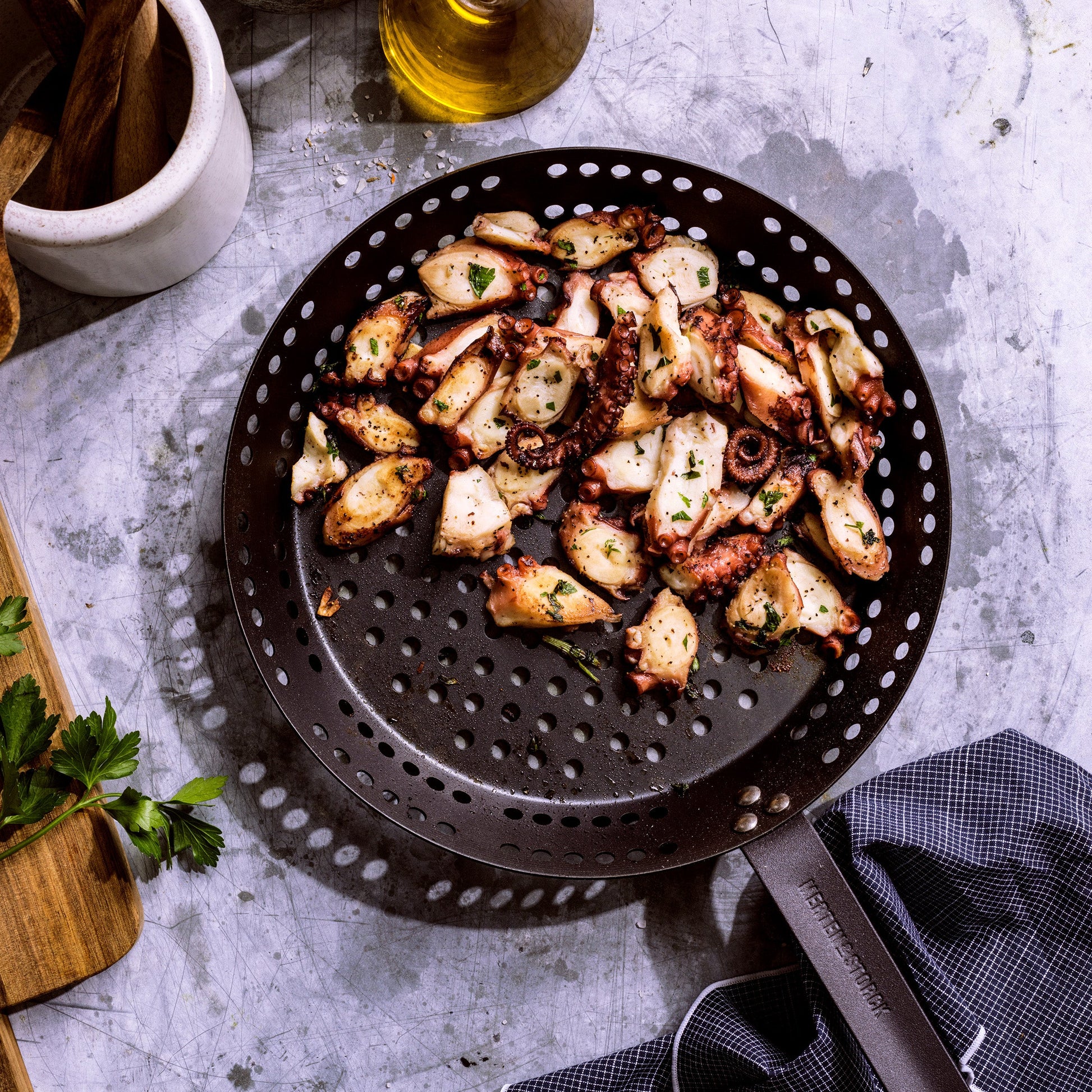Merten & Storck Carbon Steel BBQ Braadpan 30cm zwart met gebakken octopus