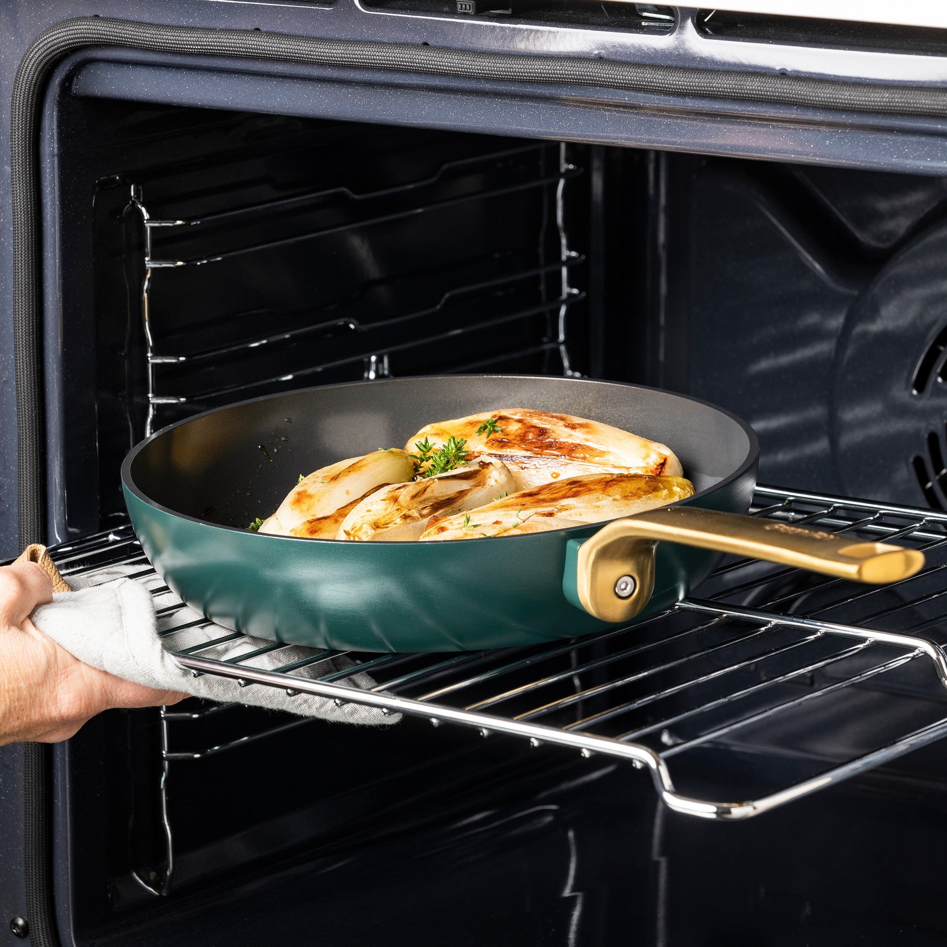 One Five Pine Green 3-delige set met matgouden handgrepen 20+24+28cm groen in oven