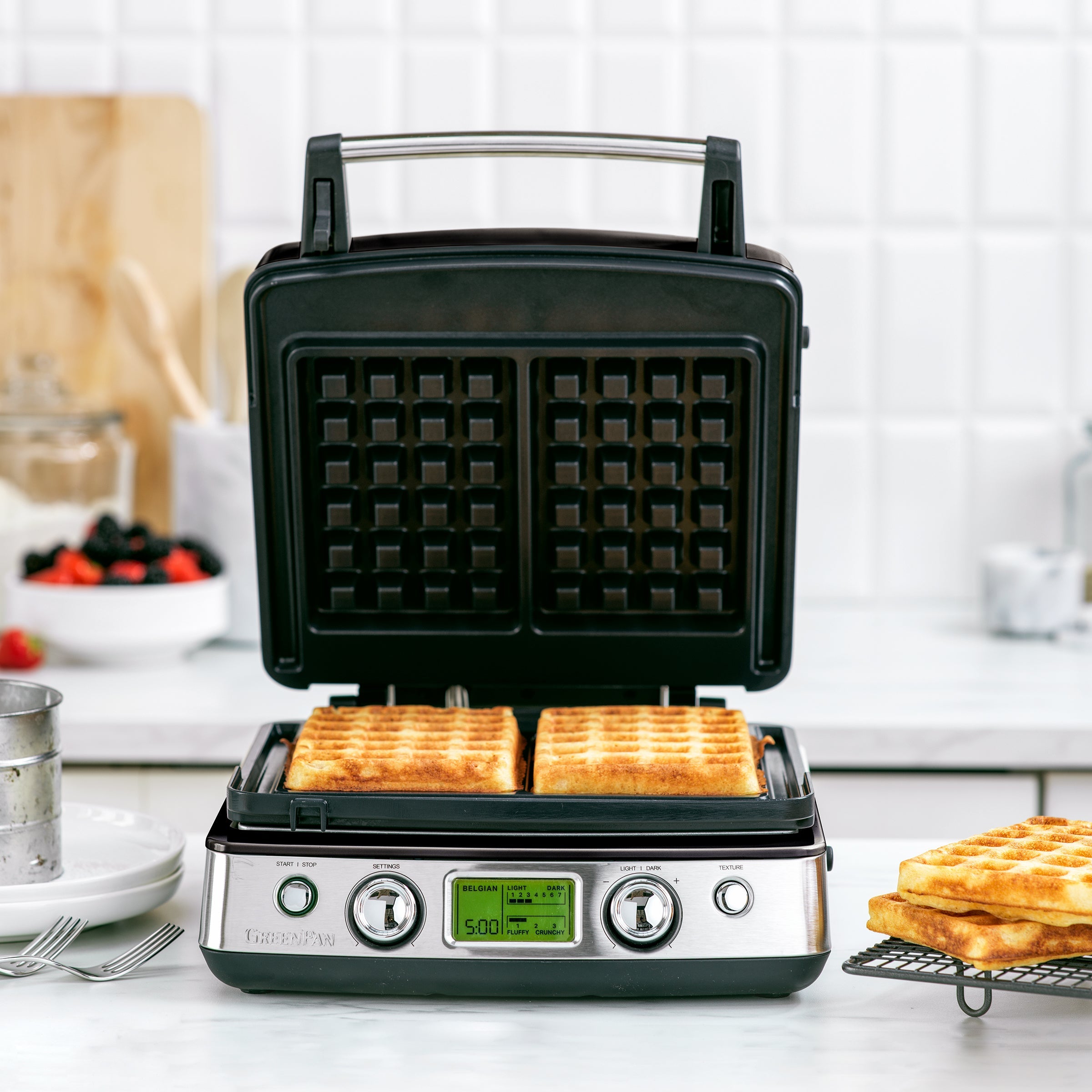 Wafelijzer Glossy Black (incl. 2 sets wafelplaten) met verse wafels