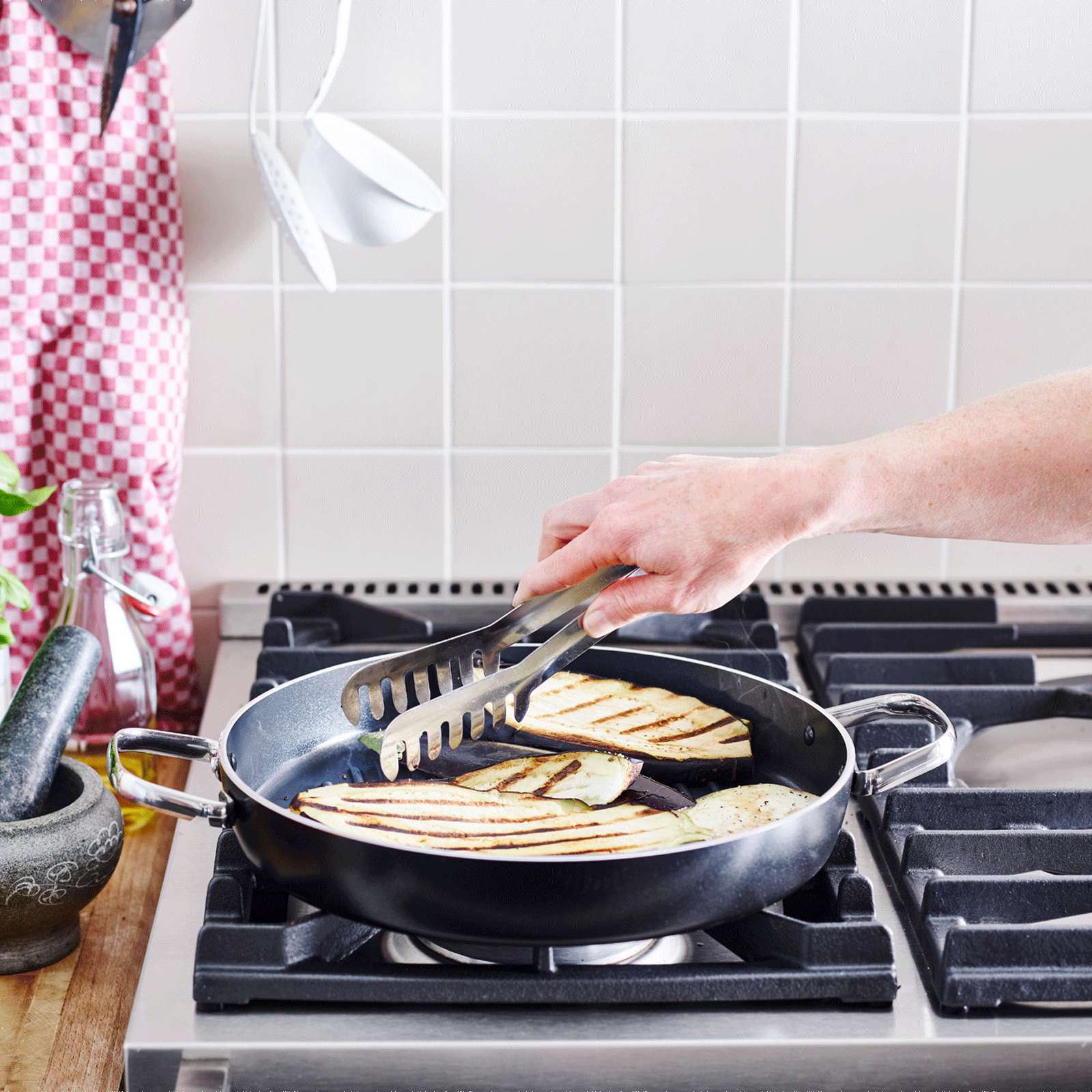 Essentials ronde Grillpan 28cm zwart op vuur