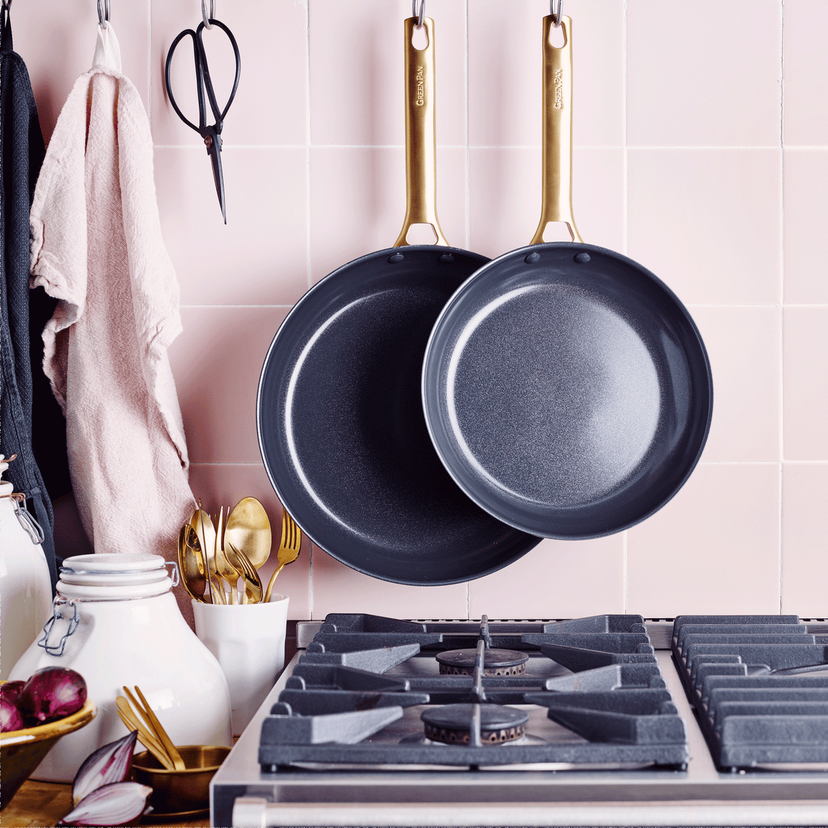 Padova Reserve 2-delige Braadpannenset 20+28cm zwart aan muur
