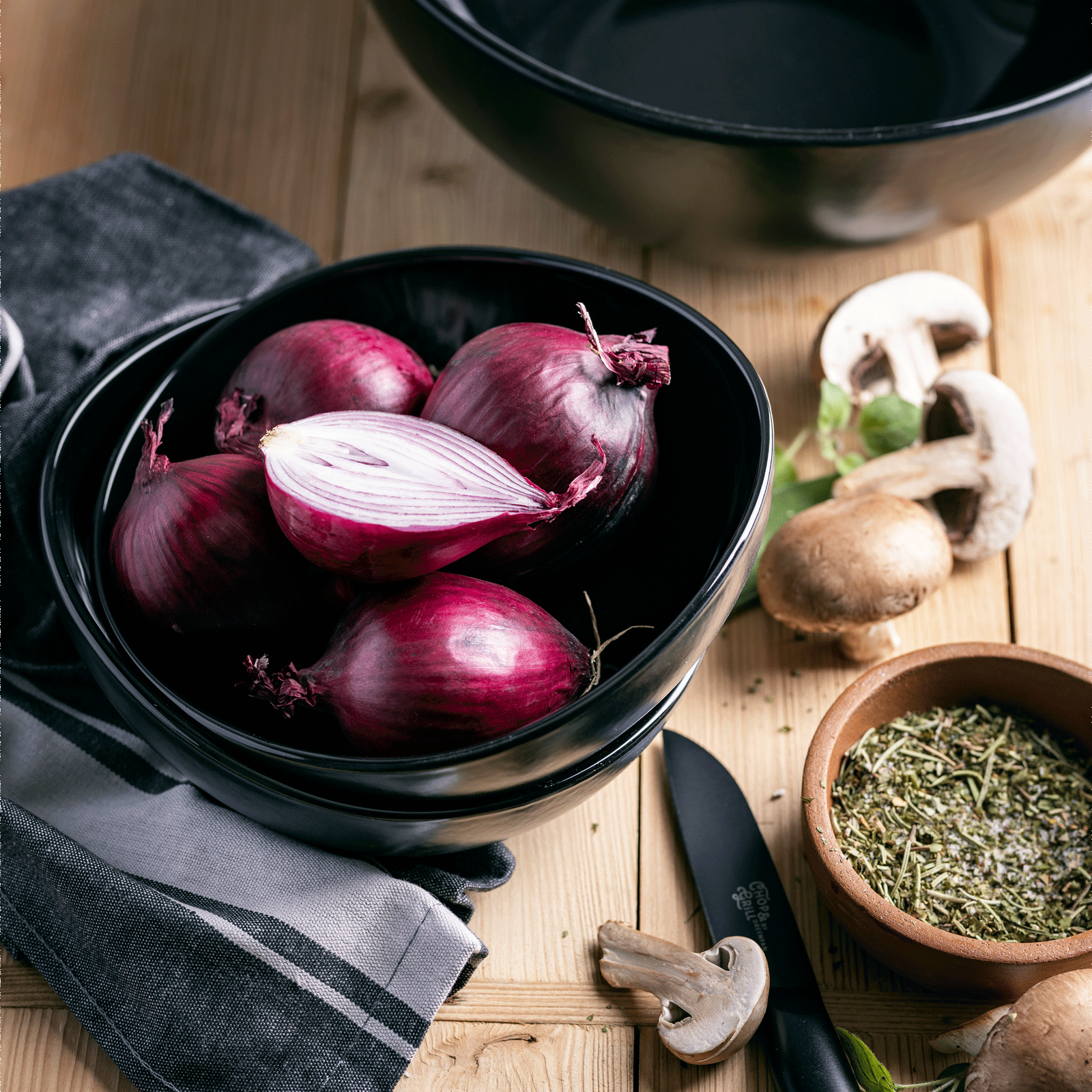 Chop & Grill grote serveerkom zwart rode ajuinen