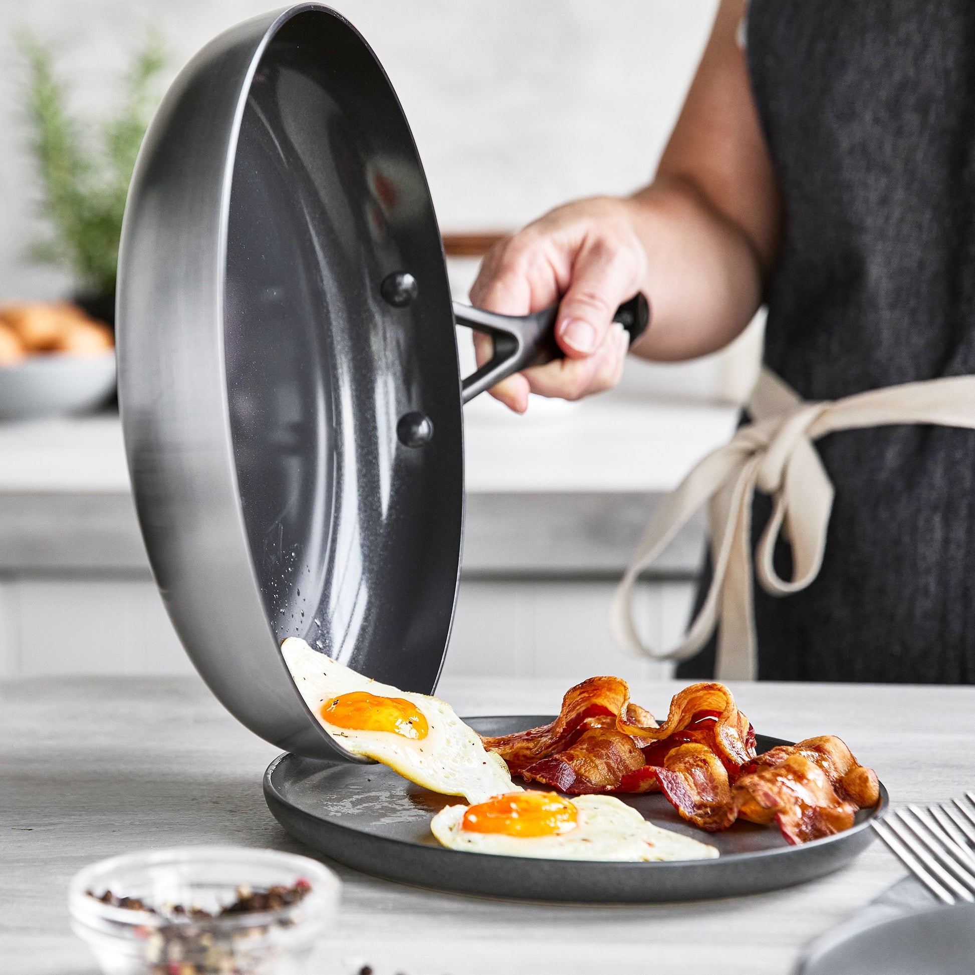 Venice Pro Noir Braadpan met deksel 30cm zilver met spiegelei en spek 